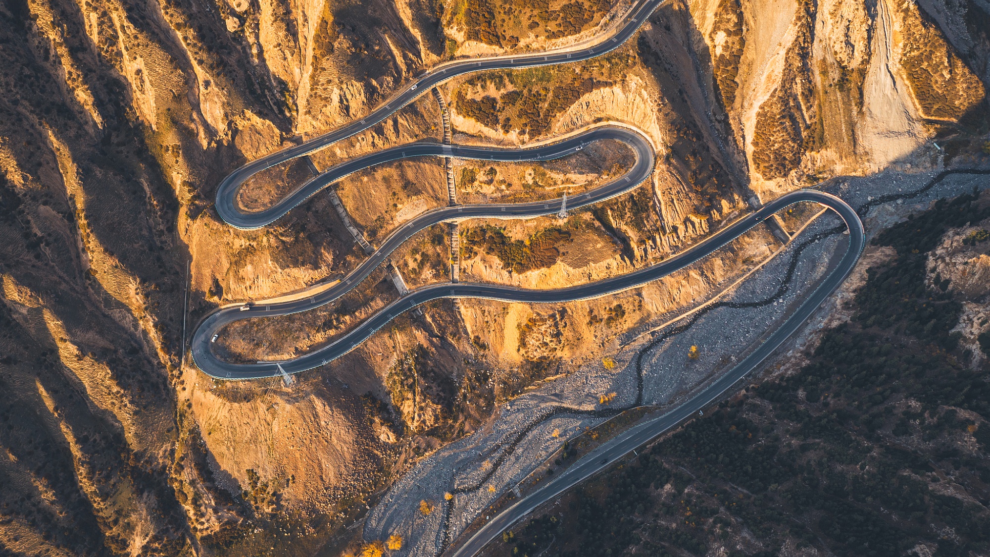 新疆独库公路旅游+产业带动当地牧民增收